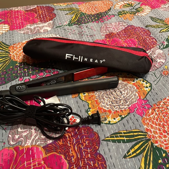 FHI Heat PLATFORM
SIGNATURE PRO STYLER - 1" - Picture 3 of 4